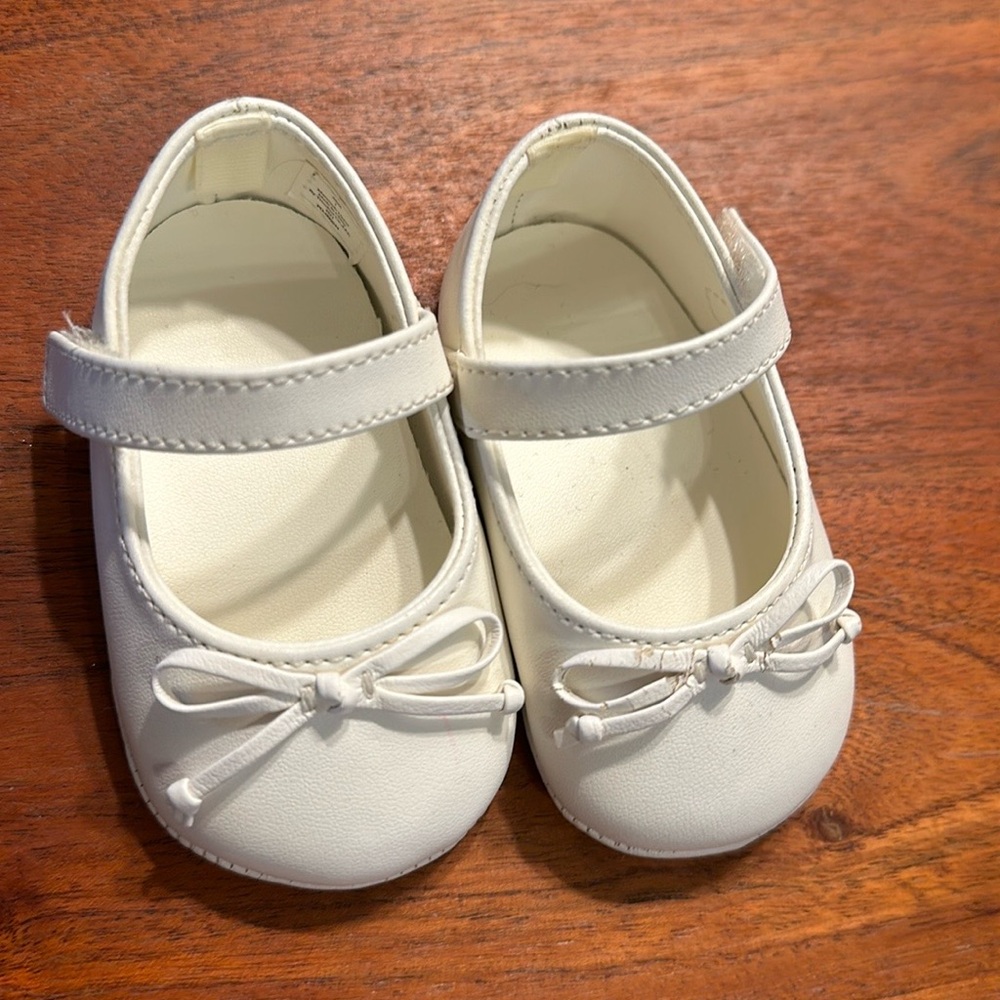 Baby Deer Waddle Infant Girl soft ivory Shoes. Size 1. (up to 3 months).